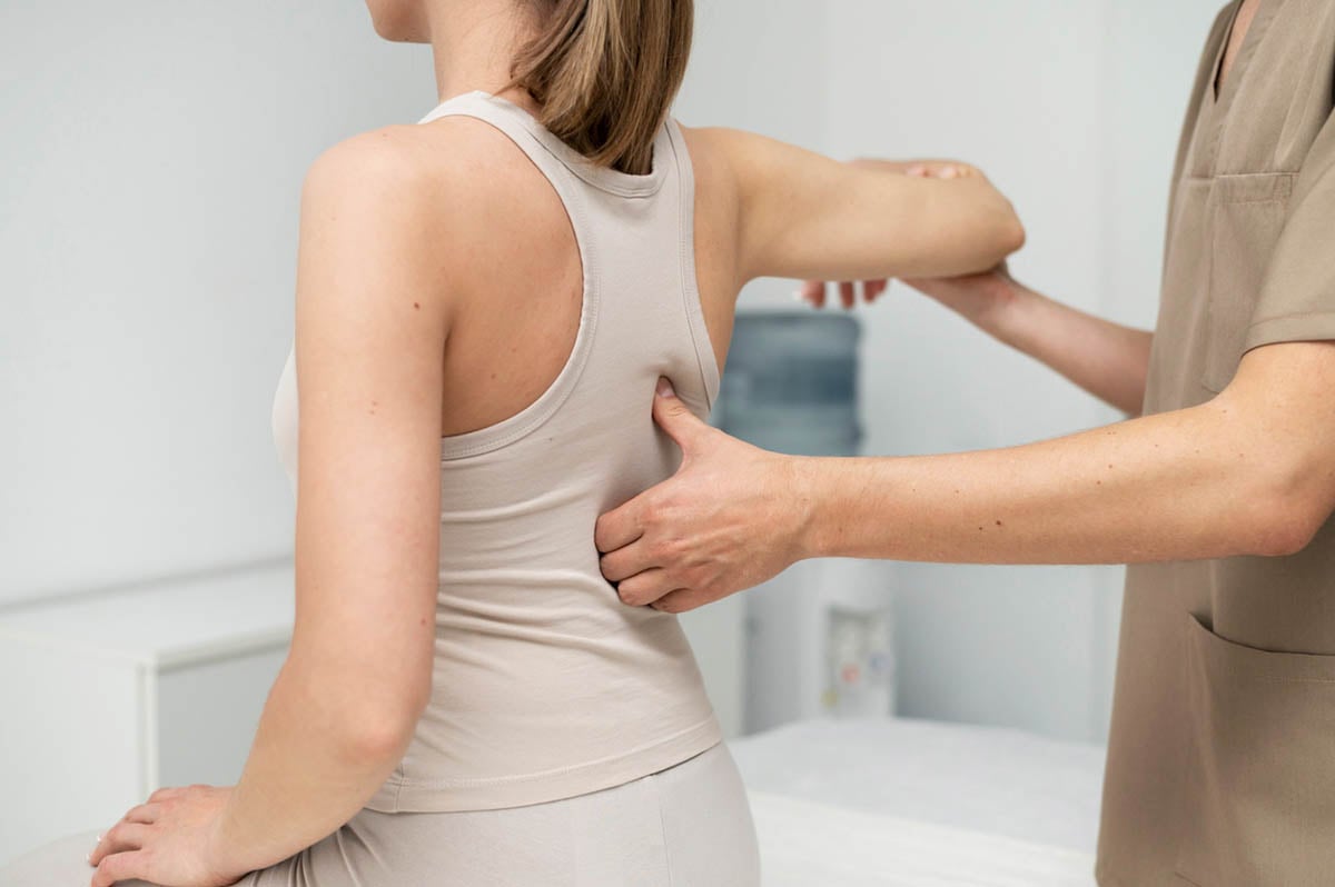Schmerzen obere Wirbelsäule behandeln: Von Physiotherapie bis Schmerztherapie