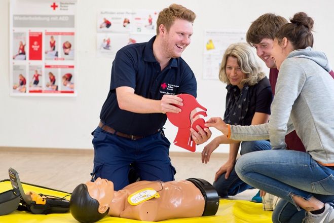Erste-Hilfe Kurs München: Rettungssanitäter zeigen, wie’s geht